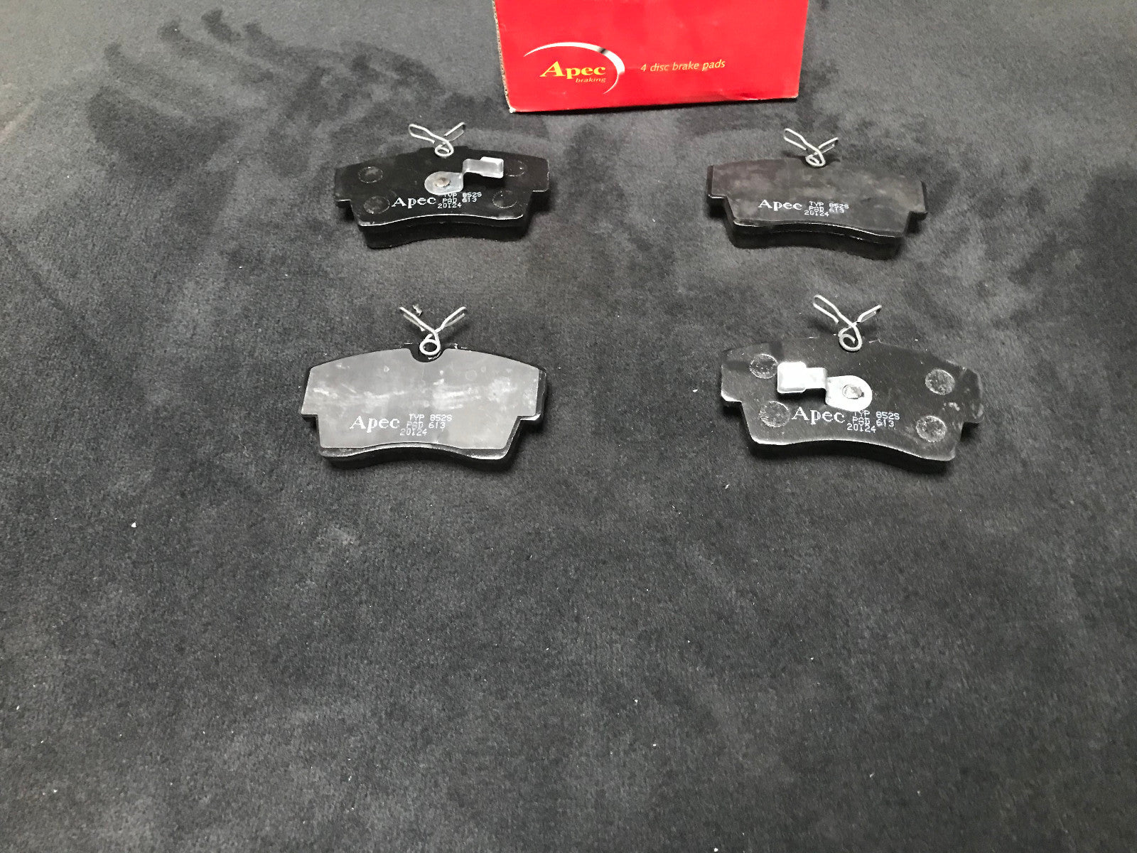 FOR VAUXHALL CARLTON SENATOR  2.5 2.6 3.0 GENUINE FRONT APEC BRAKE PAD SET
