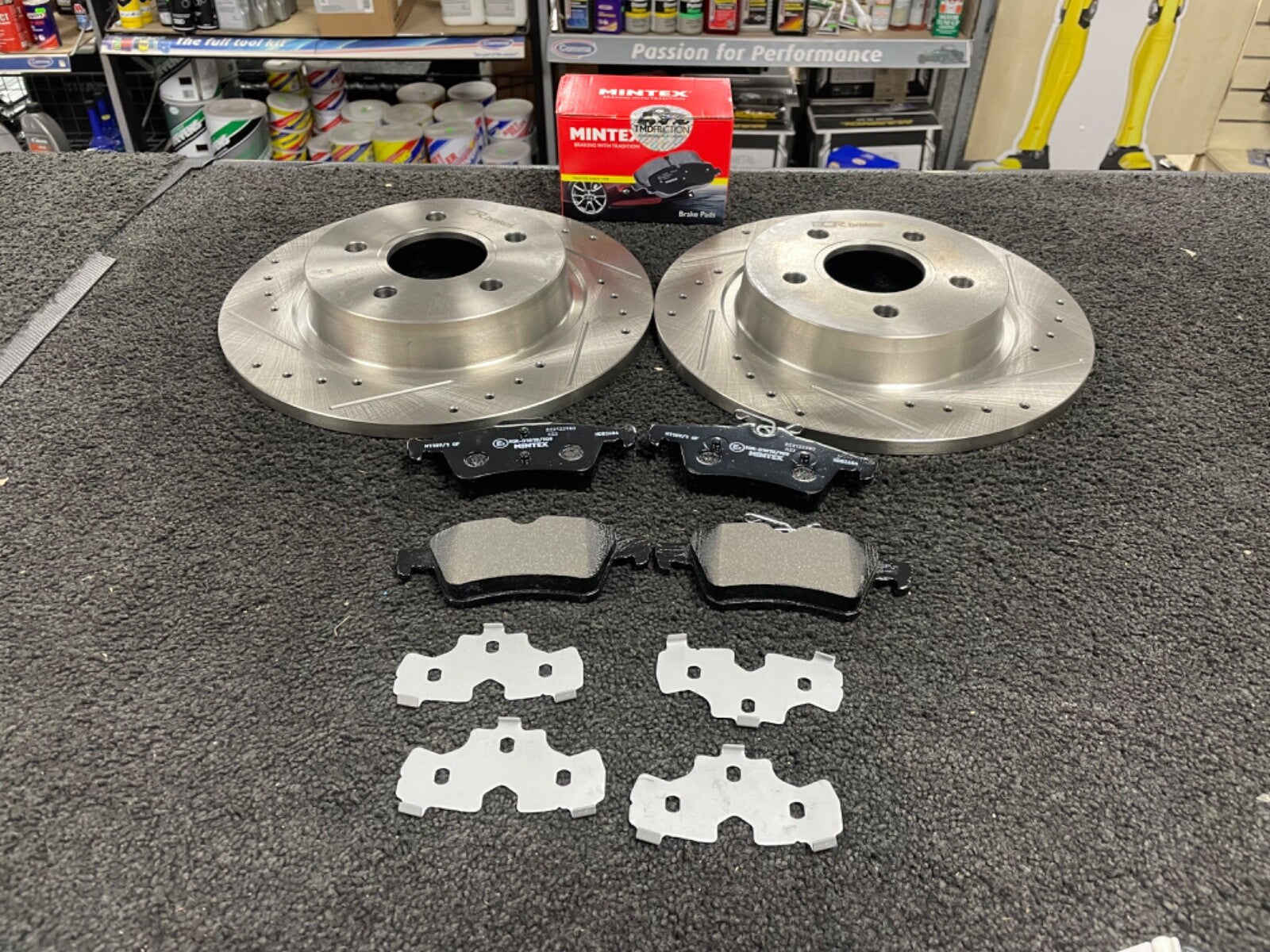 FIT FOR FORD FOCUS VOLVO C30 S40 V50  REAR DRILLED GROOVED BRAKE DISCS WITH PADS