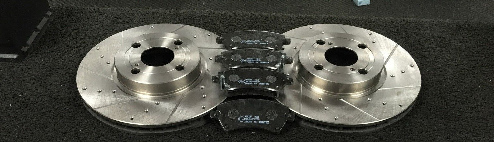 FIT FOR TOYOTA IQ  YARIZ DRILLED GROOVED BRAKE DISCS & PADS FRONT 