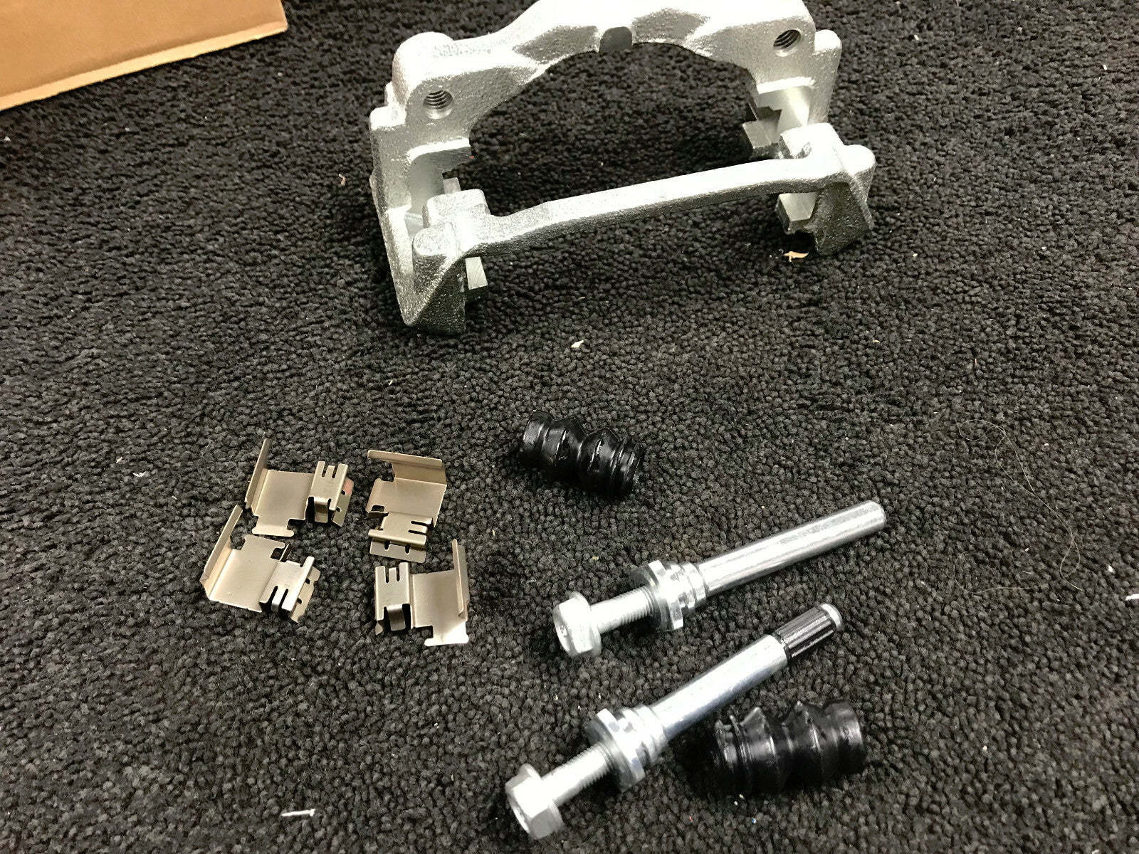 REAR BRAKE CALIPER SUPPORT BRACKET SET LEFT RIGHT FOR TRANSIT MK7 1530584