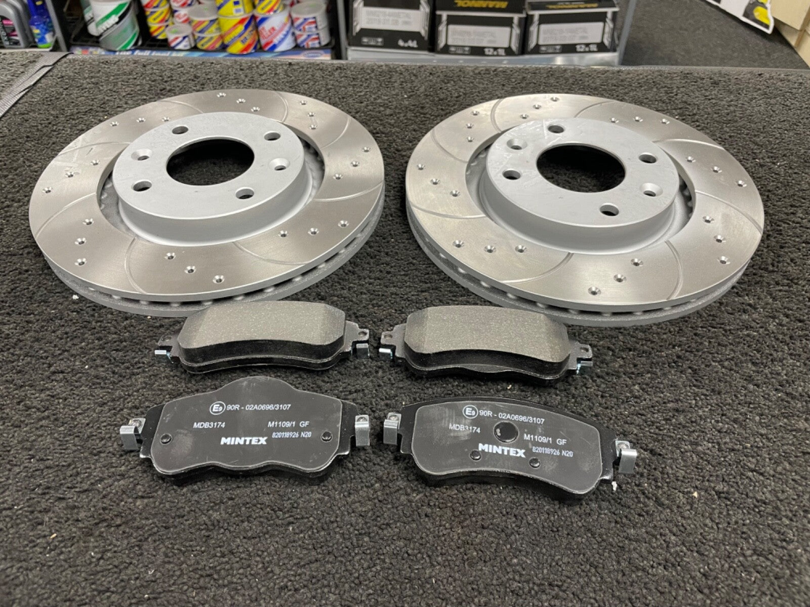 CITROEN C4 HDi  DISC DRILLED GROOVED FRONT REAR BRAKE DISCS MINTEX BRAKE PADS