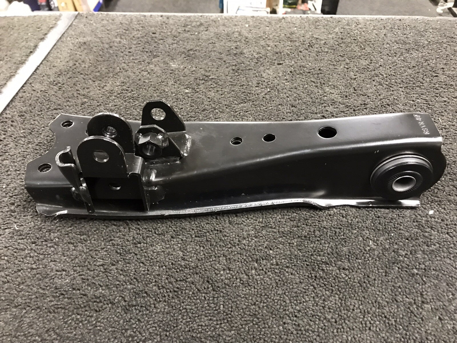 HIACE GRANVIA 2.7 2L 2LT 2RZE 2KD-FTV 95>  FRONT LOWER CONTROL WISHBONE ARM X 2