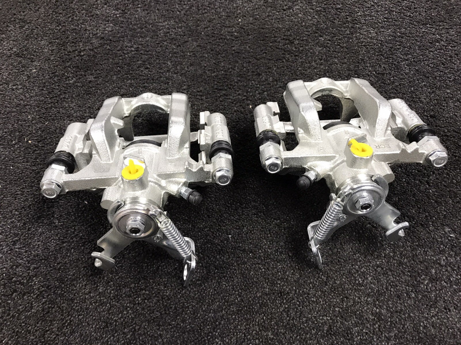 VAUXHALL ASTRA J 2009-2015 2 REAR BRAKE CALIPER COMPLETE BRACKETS SOLID DISC