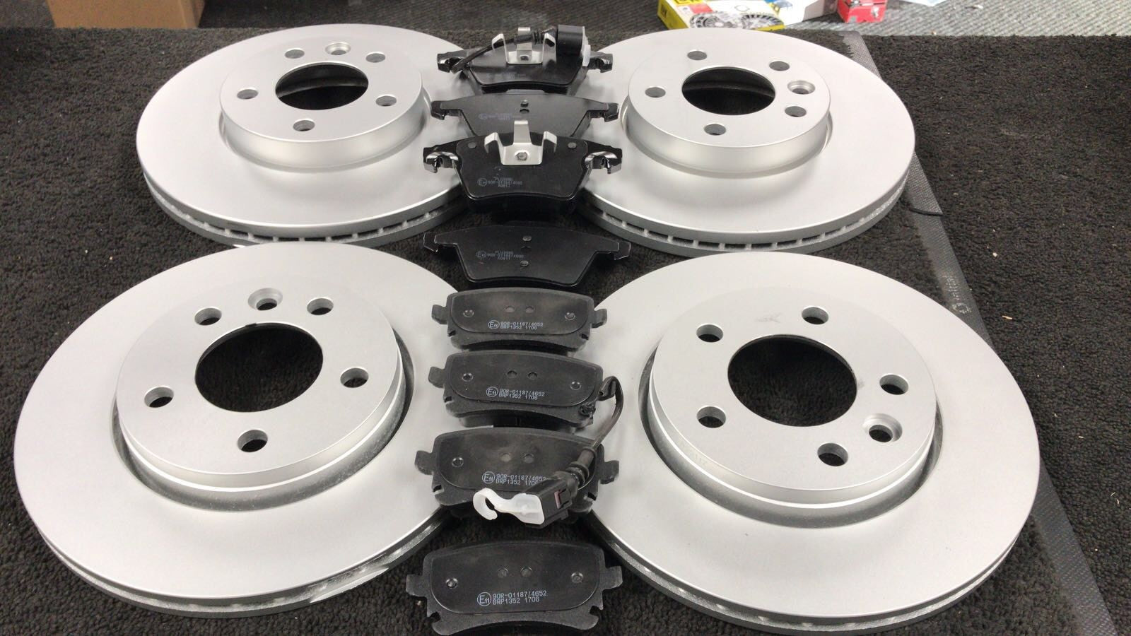 VW TRANSPORTER T5 CARAVELLE FRONT REAR BRAKE DISC PADS 331MM REAR 314MM