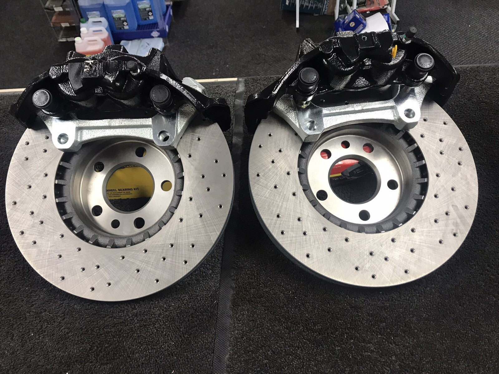 VW TRANSPORTER PERFORMANCE DRILLED GROOVED BRAKE DISC CALIPER KIT 340mm BLACK