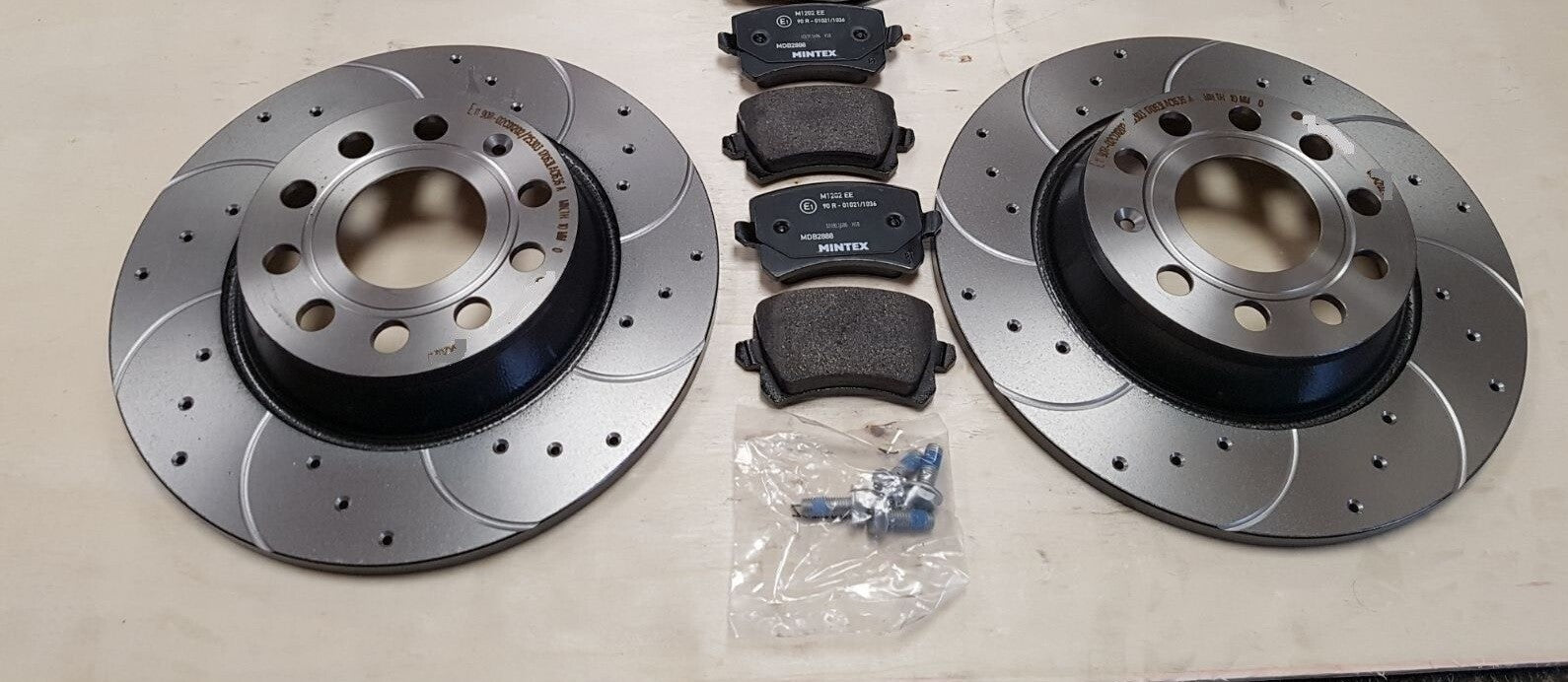 VW PASSAT 2.0TDi 150 BMT B8 BRAKE DISC REAR CROSS DRILLED GROOVED MINTEX PADS