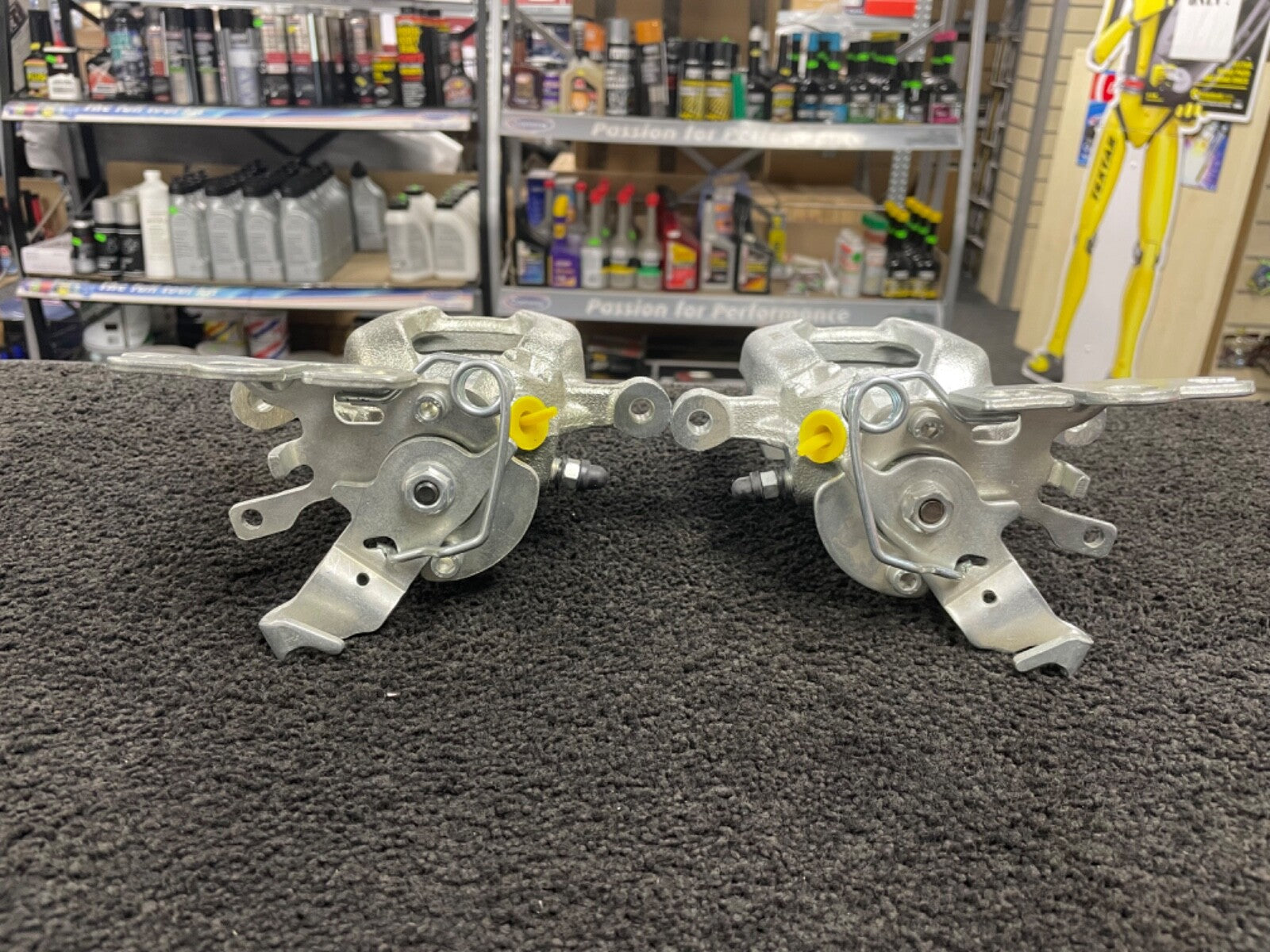 VW CADDY MAXi LIFE 4MOTION 2 REAR BAKE DISC REAR BRAKE CALIPER PADS 272MM