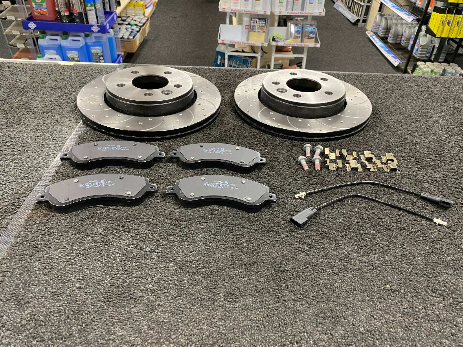 FOR VOLKSWAGEN AMAROK FRONT & REAR CROSS DRILLED GROOVED BRAKE DISCS & PADS