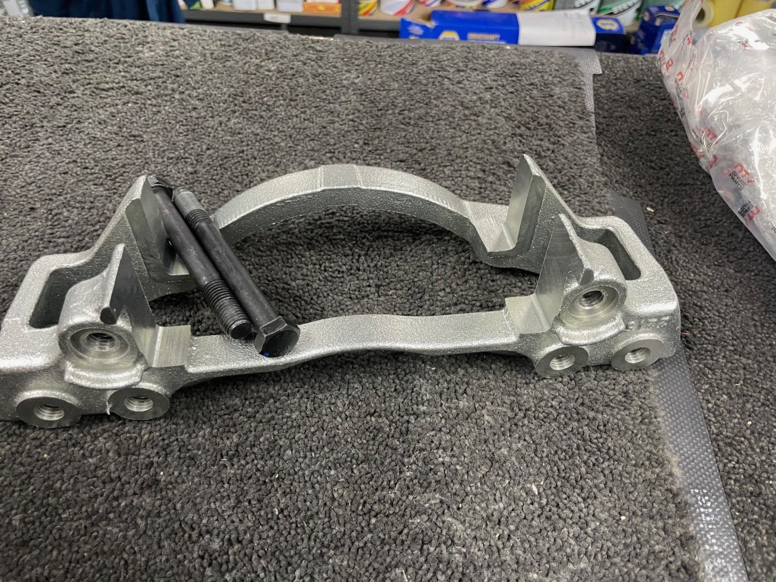 OS RH FRONT BRAKE CALIPER BRACKET FOR IVECO 60 70 C17 TWIN WHEELER 300X30MM DISC