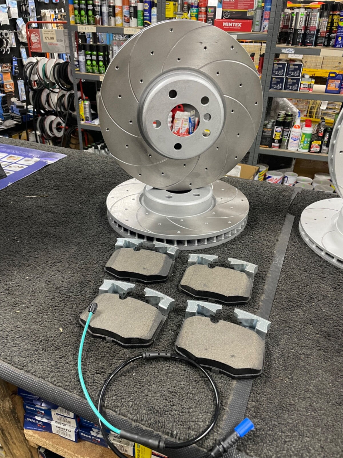 X7 XDRIVE30D M SPORT MK1 FRONT REAR VENTED DRILLED GROOVED BRAKE DISCS AND PADS