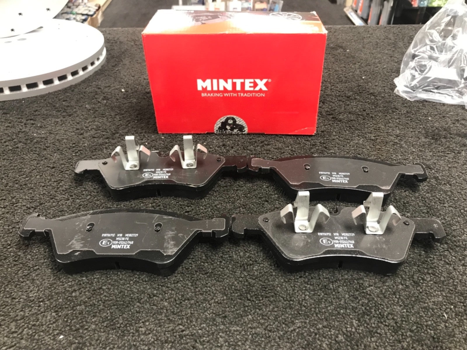 FOR MERCEDES ML280 ML320 ML350 2W164 BRAKE DISC CROSS DRILLED MINTEX BRAKE PADS