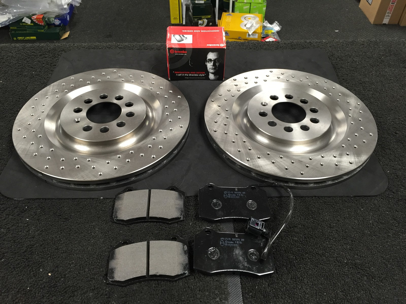 SEAT LEON 1.8T TURBO CUPRA R S3 FRONT DRILLED BRAKE DISC MINTEX PAD 323MM 100PCD
