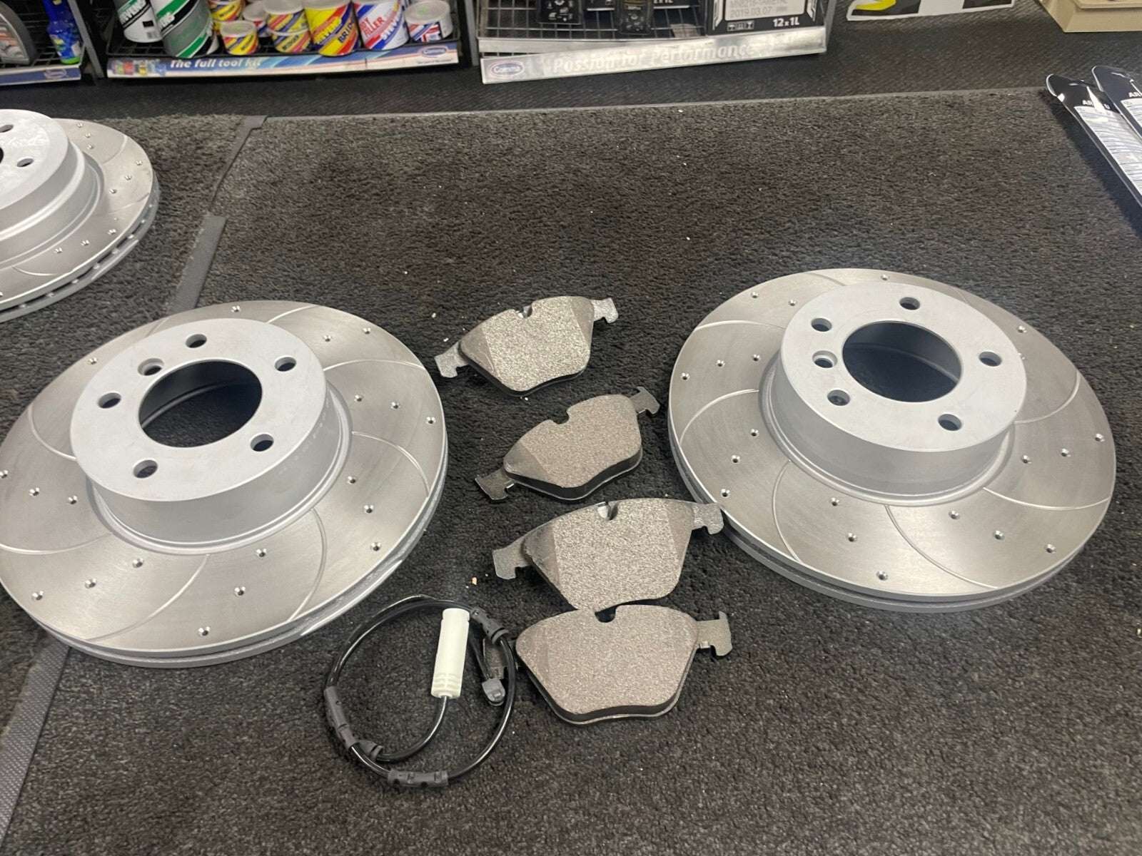 BMW 320D E91 TOURING BRAKE DISC DRILLED GROOVED MINTEX BRAKE PADS FRONT REAR