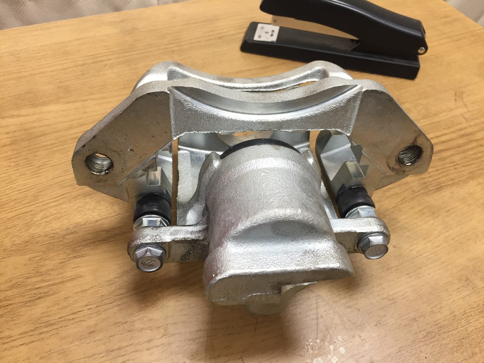 BRAKE CALIPER FRONT UPPER LH  SIDE MITUBISHI CANTER FUSSO 3.0TD 3C15 2005-2011