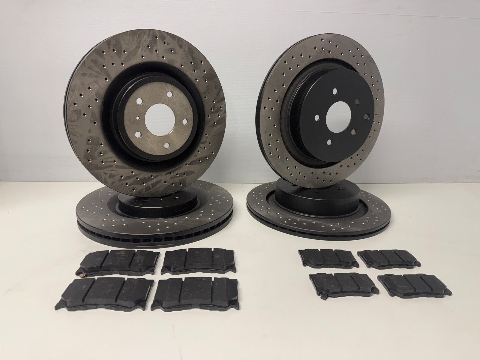 FOR INFINITI Q50 S HYBRID (MK1 (V37)) FRONT REAR DRILLED BRAKE DISC PAD SET