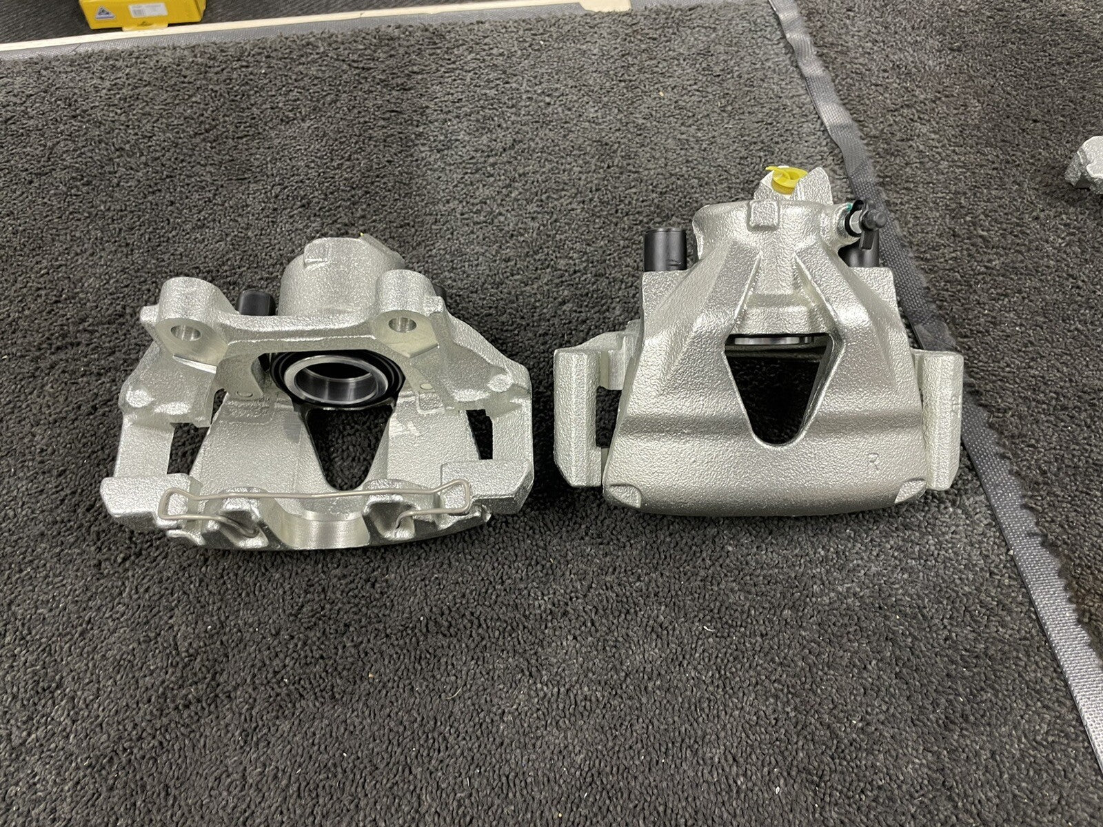 VW GOLF MK4 AUDI TT S3 2 FRONT BRAKE CALIPERS + CARRIERS SLIDERS COMPLETE 312m 