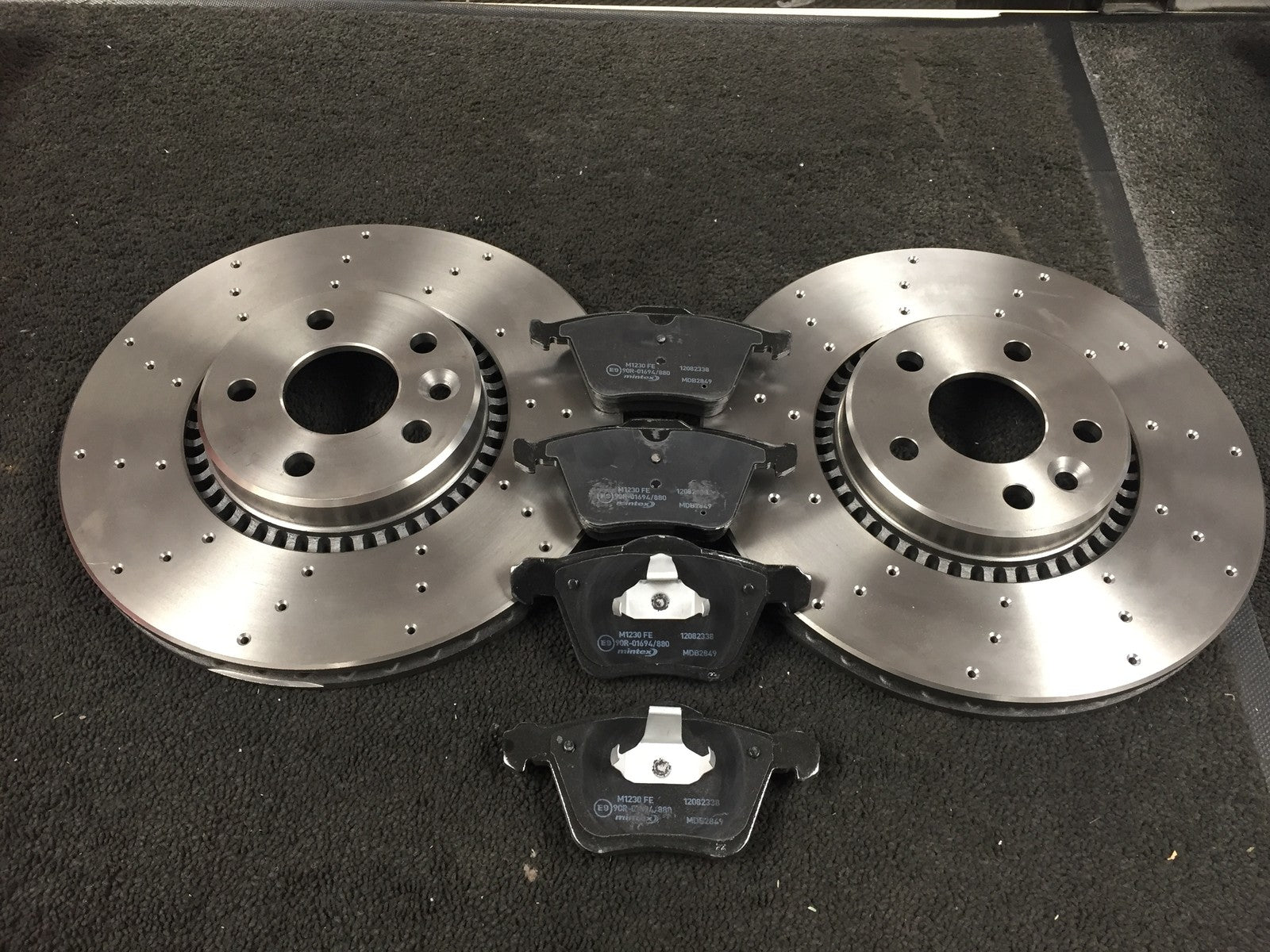 VOLVO V60 D5 R-DESIGN CROSS DRILLED BRAKE DISC BRAKE PADS FRONT  