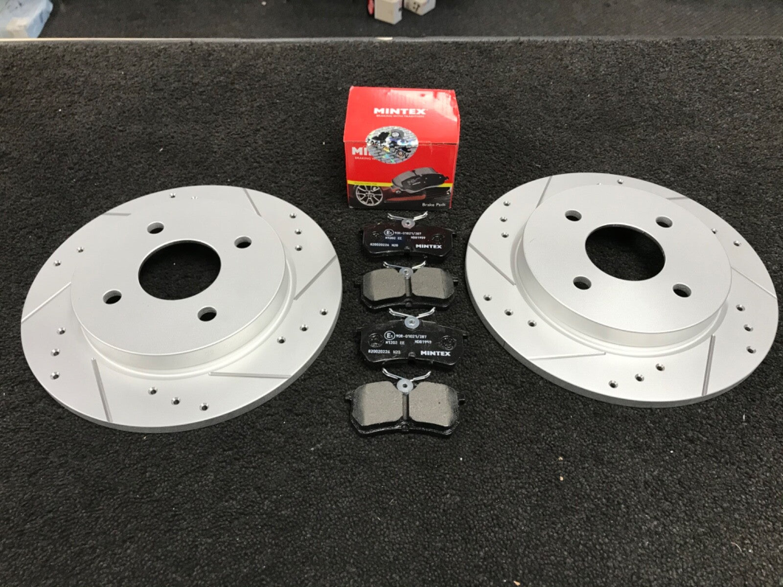 FOR FORD FIESTA 2.0 ST150  BRAKE DISCS CROSS DRILLED REAR BRAKE PADS