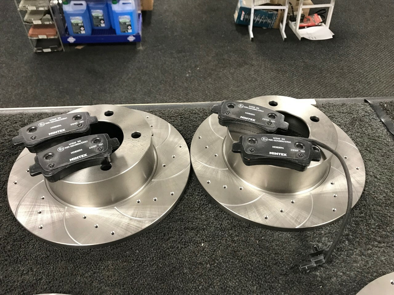 FOR NISSAN NV400 RENAULT MASTER DRILLED GROOVED BRAKE DISC BRAKE PAD FRONT REAR