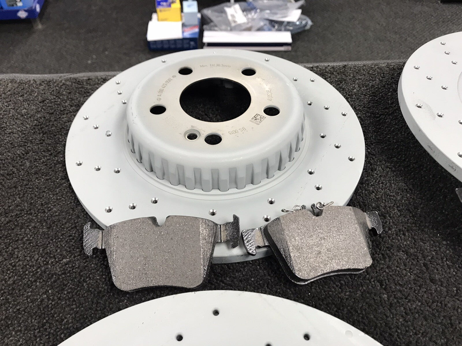 FOR MERCEDES C220d BlueTEC W205 BRAKE DISC CROSS DRILLED BRAKE PAD FRONT REAR