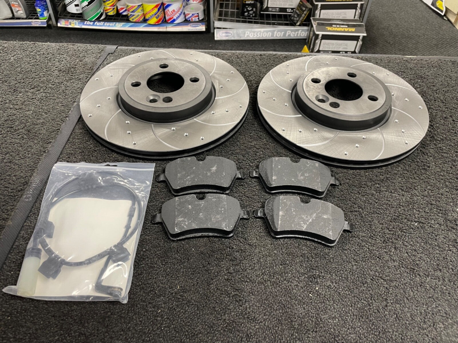 MINI COOPER S R53 FRONT BRAKE DISCS DRILLED GROOVED BRAKE PADS WIRE 294MM