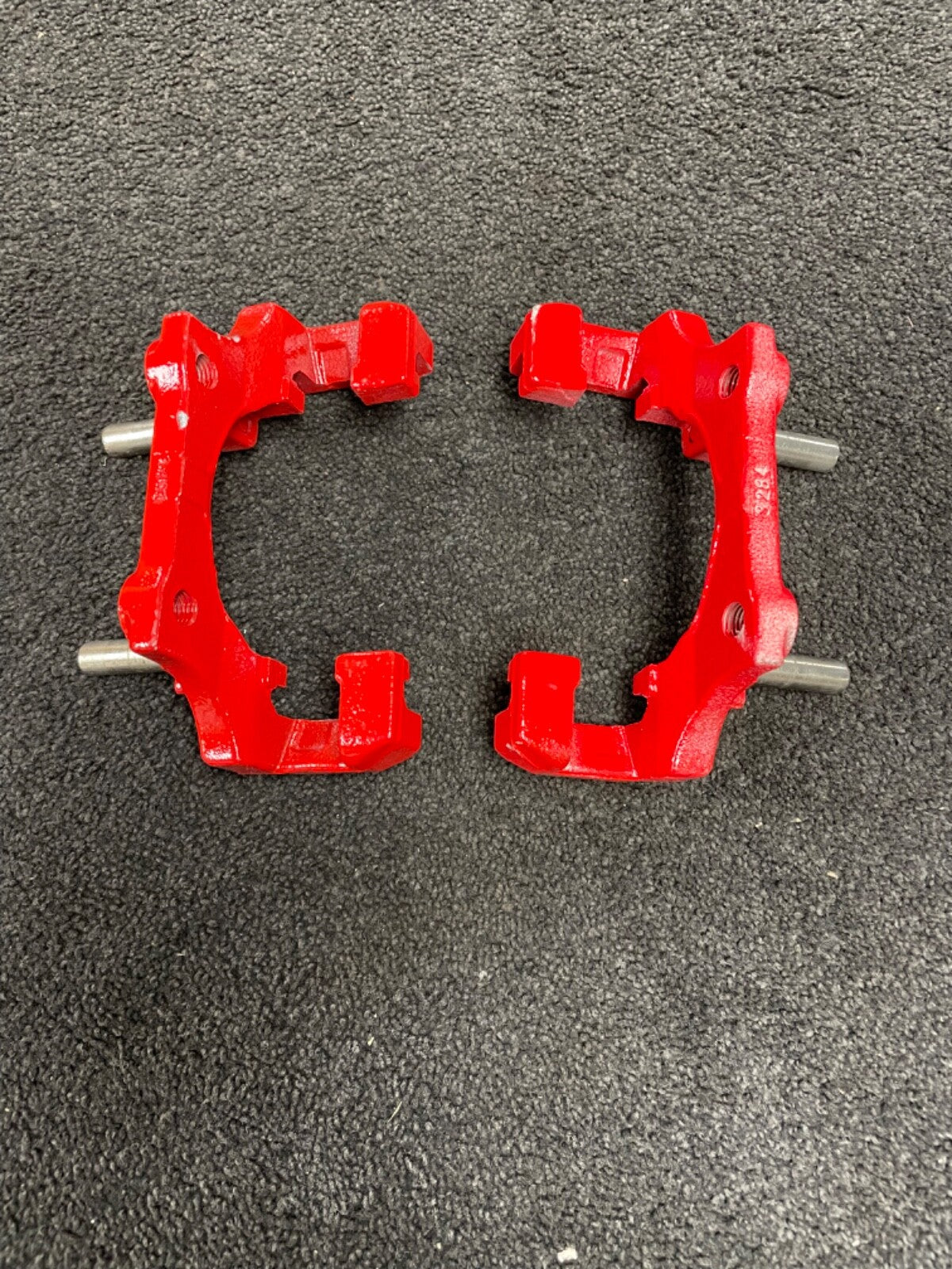 REAR RED CALIPER CARRIER BRACKET HANGER FOR BMW 90 E91 E92 E93 E81 E84 E87 E88