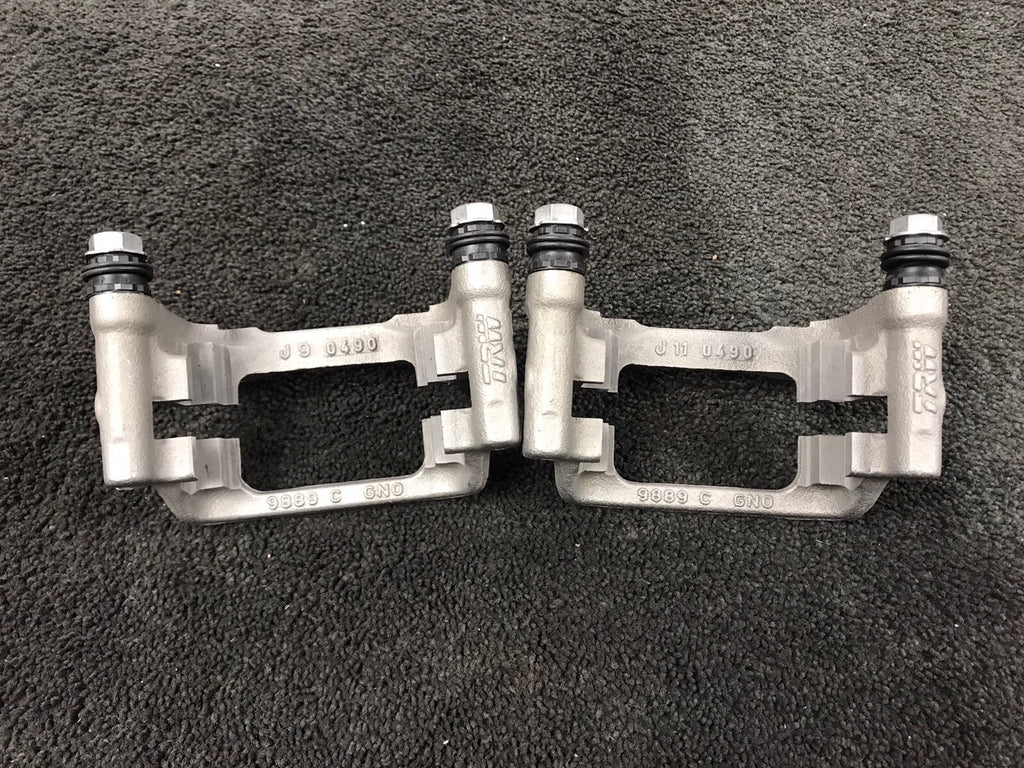 2 GENUINE VW REAR BRAKE CALIPER CARRIER BRACKET PADS CADDY MK4 2.0TD CUUD/DFSD