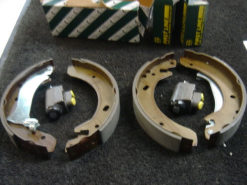 FREELANDER 16V TD4 2000> BRAKE SHOES 2 BRAKE CYLINDERS