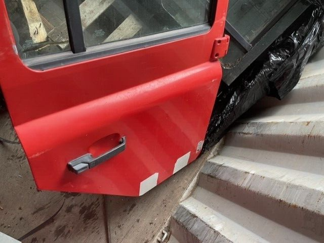 SECOND ROW DOOR OS RH DRIVER SIDE  DOOR LAND ROVER DEFENDER 110 TDI TD5 RED