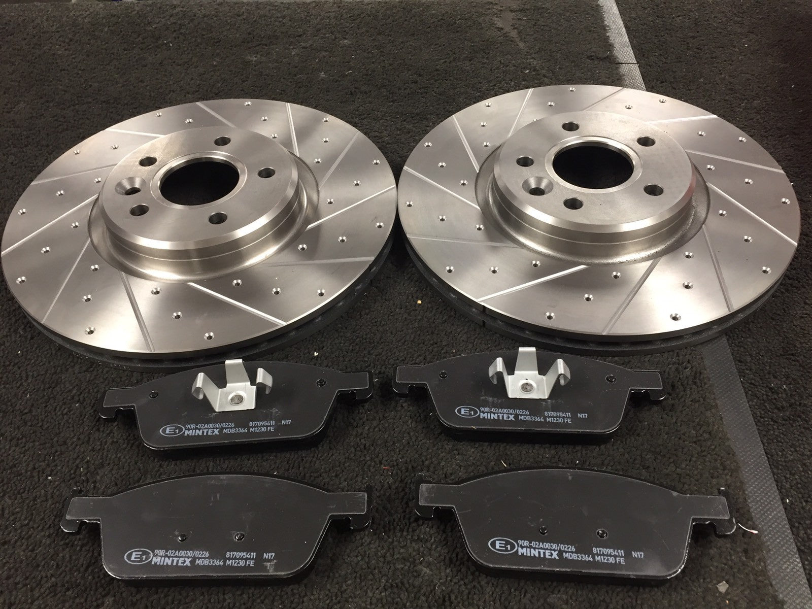 FORD FOCUS ST ST-2 MK3 BRAKE DISCS CROSS DRILLED GROOVED MINTEX BRAKE PAD FRONT
