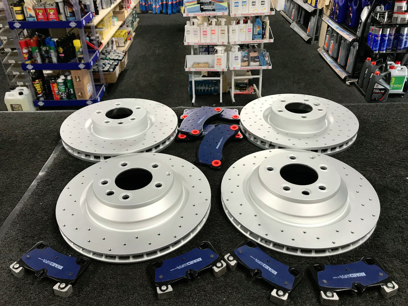 VW TOUAREG 5.0 R50 TDI BRAKE DISCS DRILLED FRONT & REAR 368MM 358MM & PADS