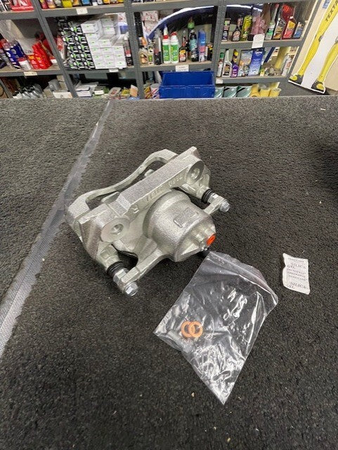 FOR LEXUS IS300h IS350 IS200D OS RH  FRONT BRAKE CALIPER BRACKET CARRIER SLIDERS