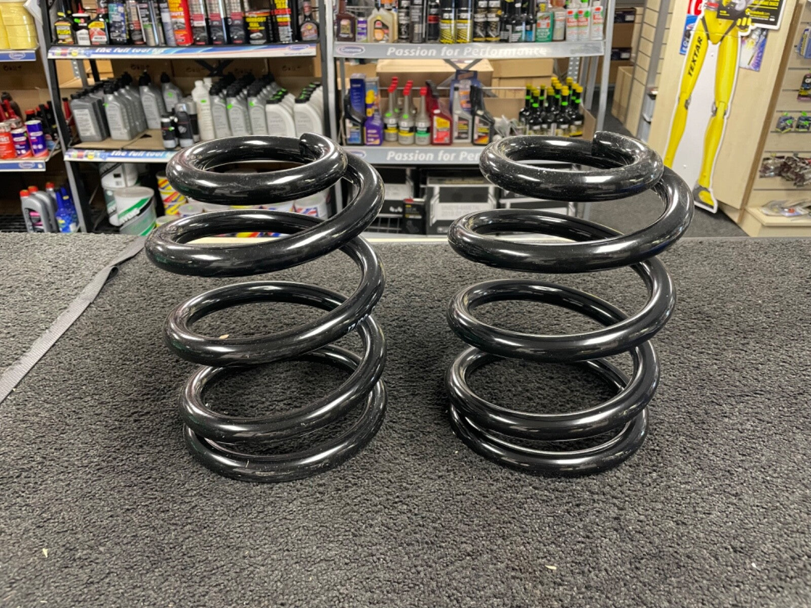 FOR TOYOTA GRANVIA REGIUS CUSTOM  REAR COIL SPRINGS PAIR 230mm