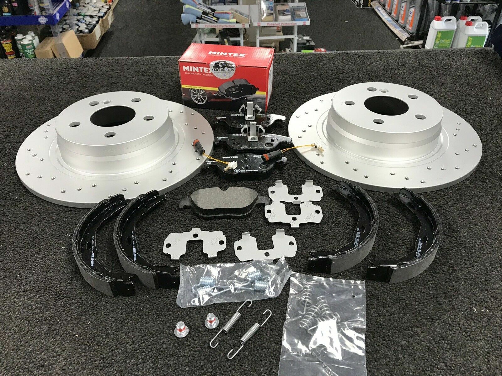 FOR MERCEDES VITO V220 V250 114 116 119 BlueTec W447 REAR BRAKE DISC PAD DRILLED