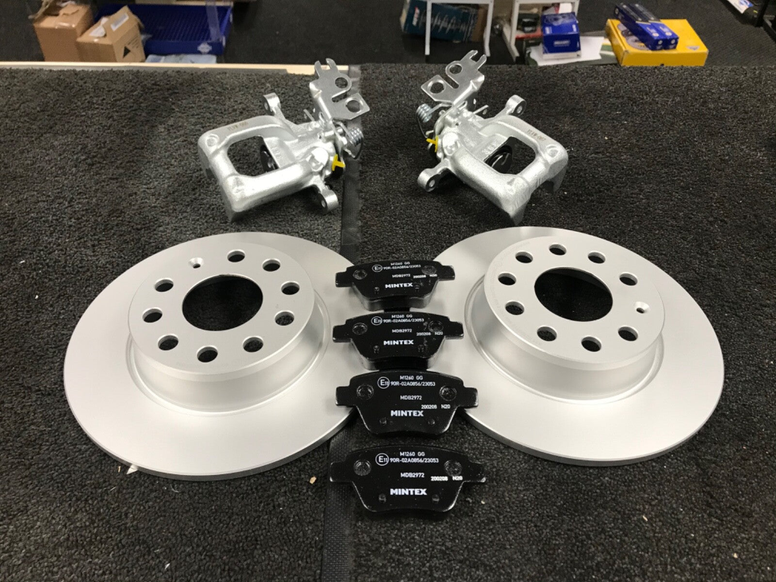 VW CADDY MAXI LIFE 1.6TDi 2010-16 BRAKE DISC BRAKE PAD BRAKE CALIPERS FRONT REAR