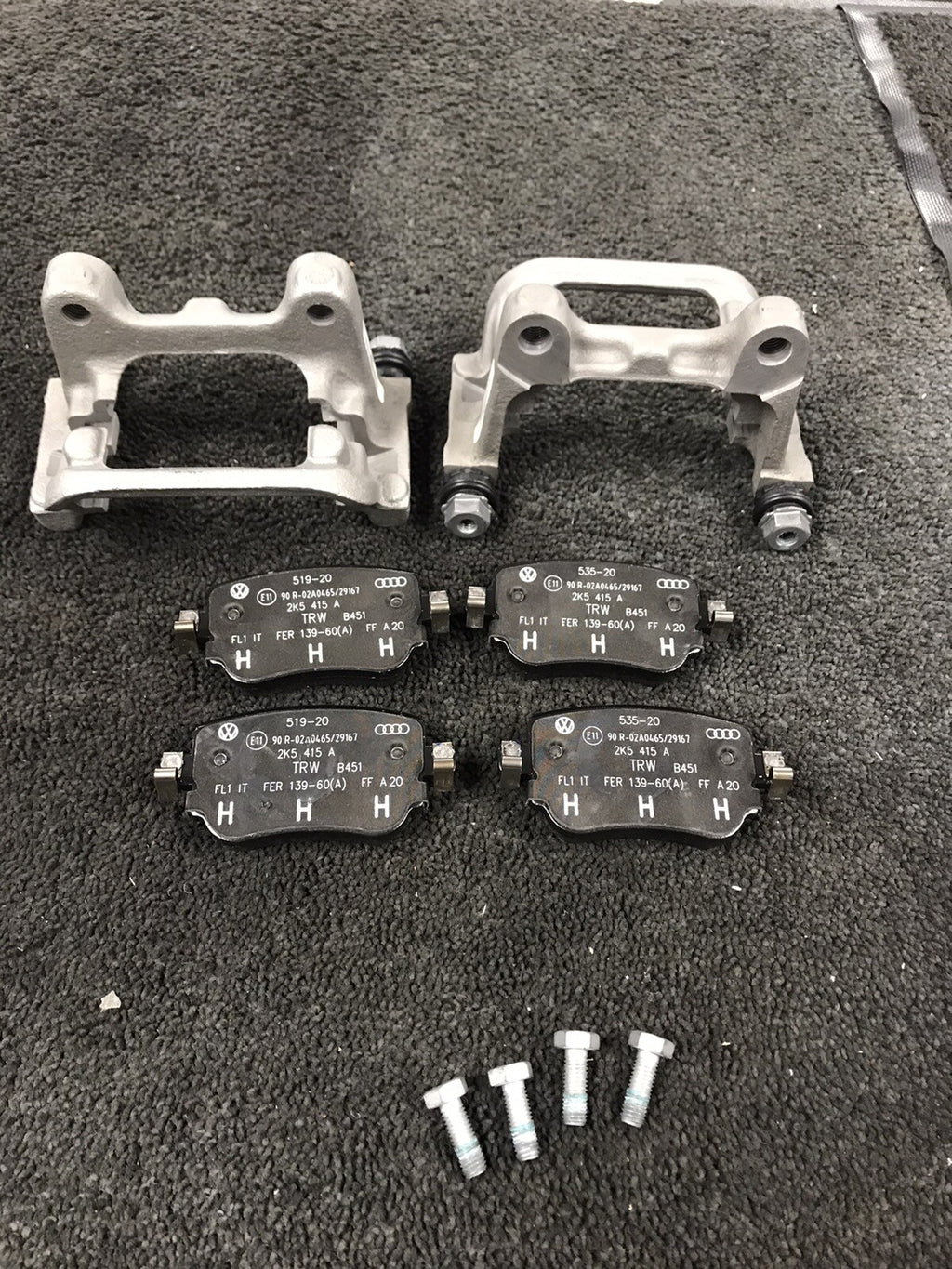 2 ORIGINAL VW REAR BRAKE CALIPER BRACKET+PADS OCTAVIA 5E LEON 5F ST TSi SC TDi