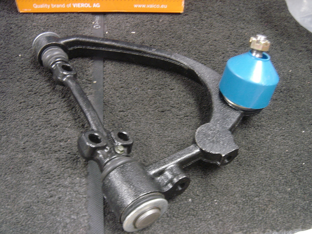 DYNA GRANVIA IMPORT 4WD HIACE REGIUS FRONT UPPER CONTROL ARM BALL JOINT RH