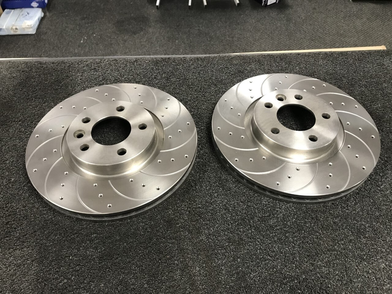 VW TRANSPORTER T5 CARAVELLE T30 1.9 2.5TD FRONT BRAKE DISC DRILLED GROOVED 333mm