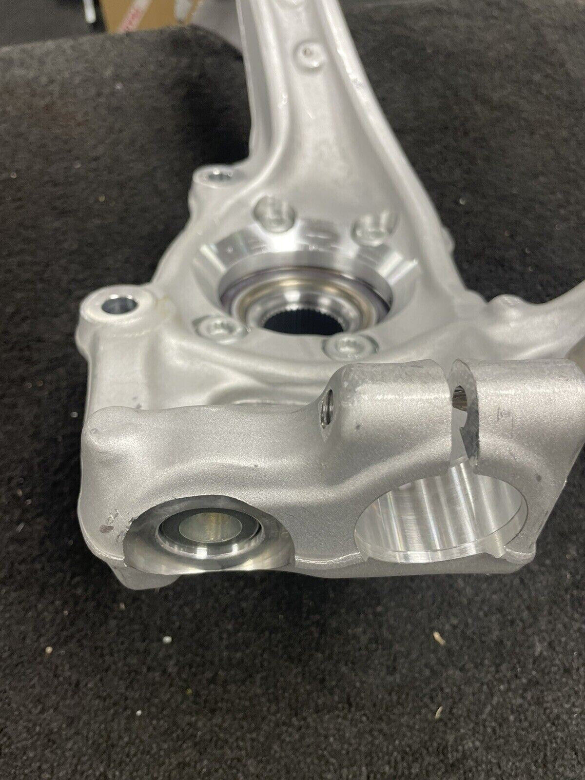 AUDI A4 B8 8K TDI QUATTRO RH  SUSPENSION KNUCKLE HUB ARM WHEEL BEARING CARRIER