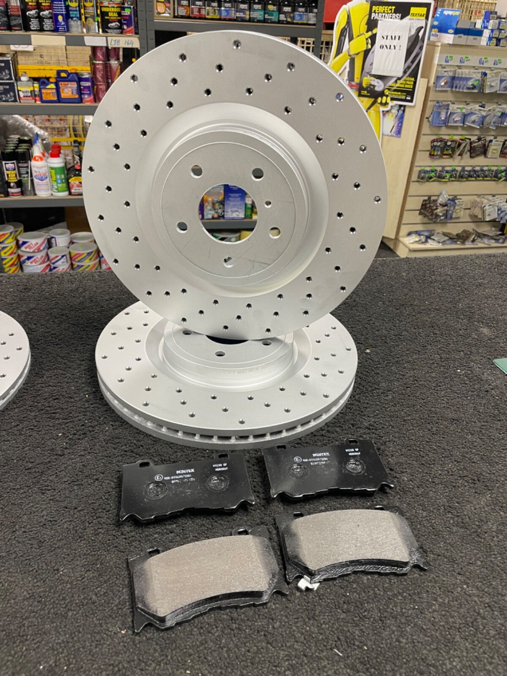 FOR NISSAN INFINITI FX50  CROSS DRILLED BRAKE DISCS WITH PADS FRONT REAR