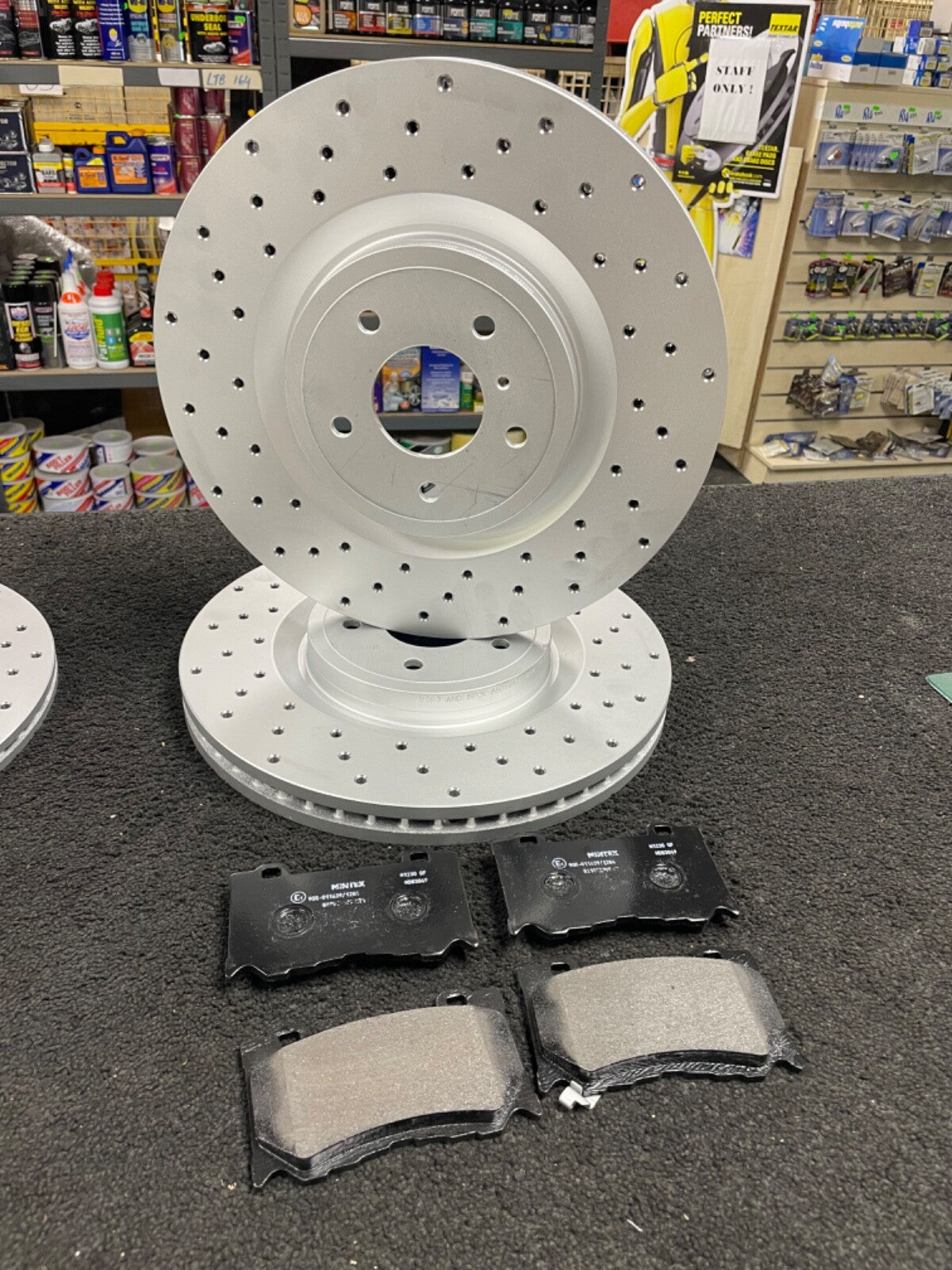 FOR NISSAN INFINITI FX50  CROSS DRILLED BRAKE DISCS WITH PADS FRONT REAR