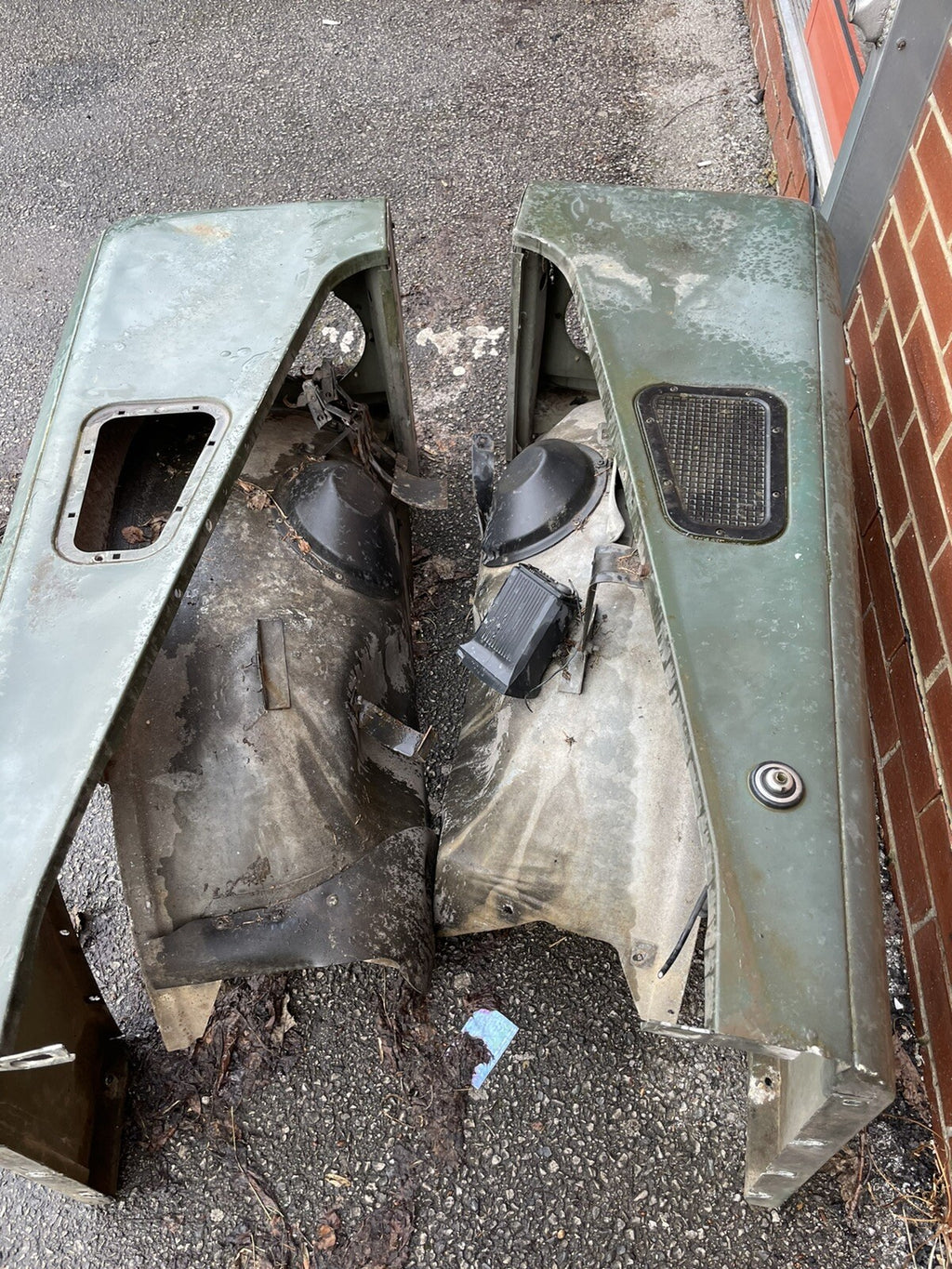 LAND ROVER DEFENDER  90 110 WINGS INNER AND OUTER PAIR