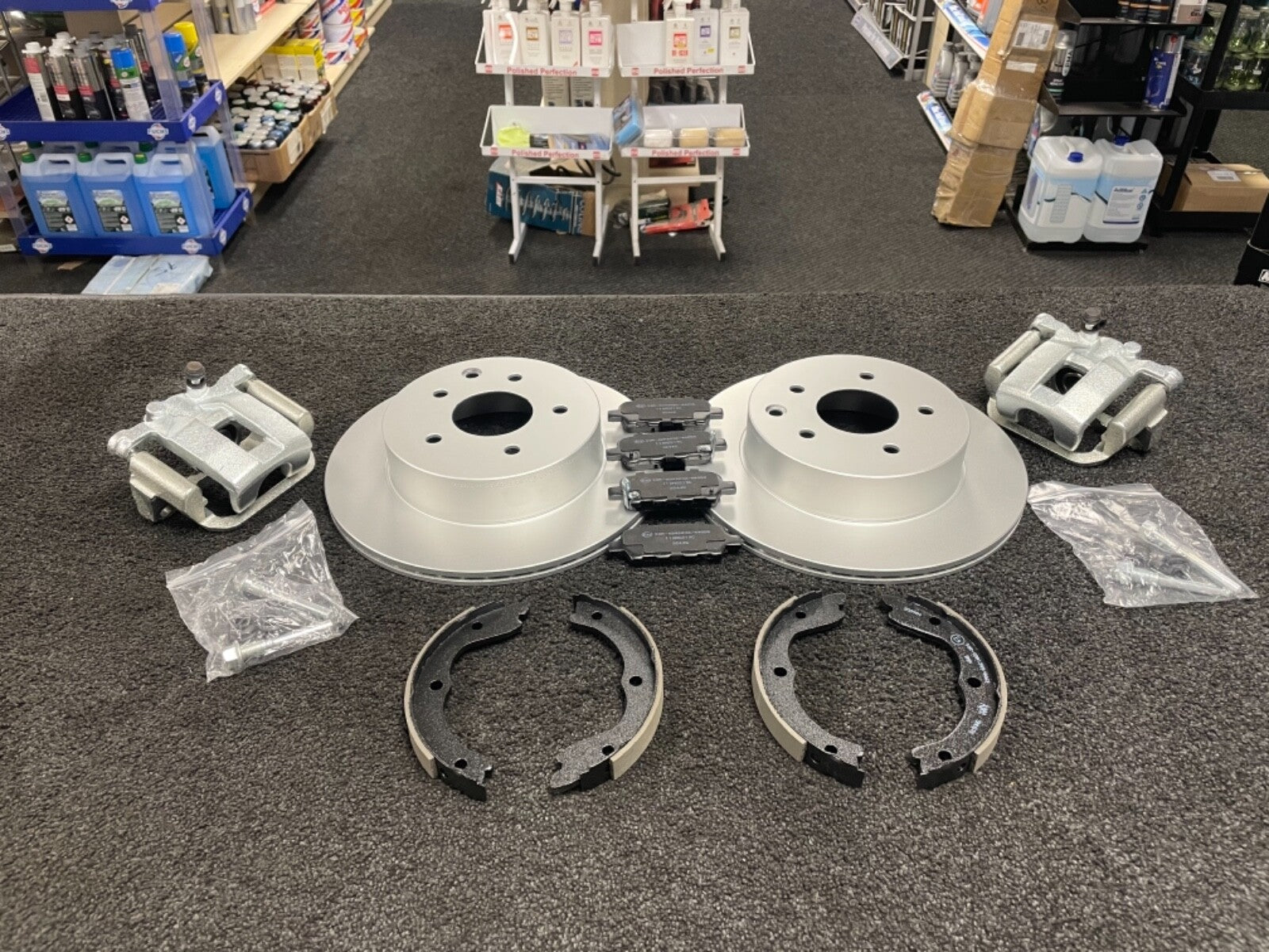 FOR X-TRAIL T30/T31 2 REAR BRAKE CALIPERS +CARRIERS REAR BRAKE DISCS SHOES PADS