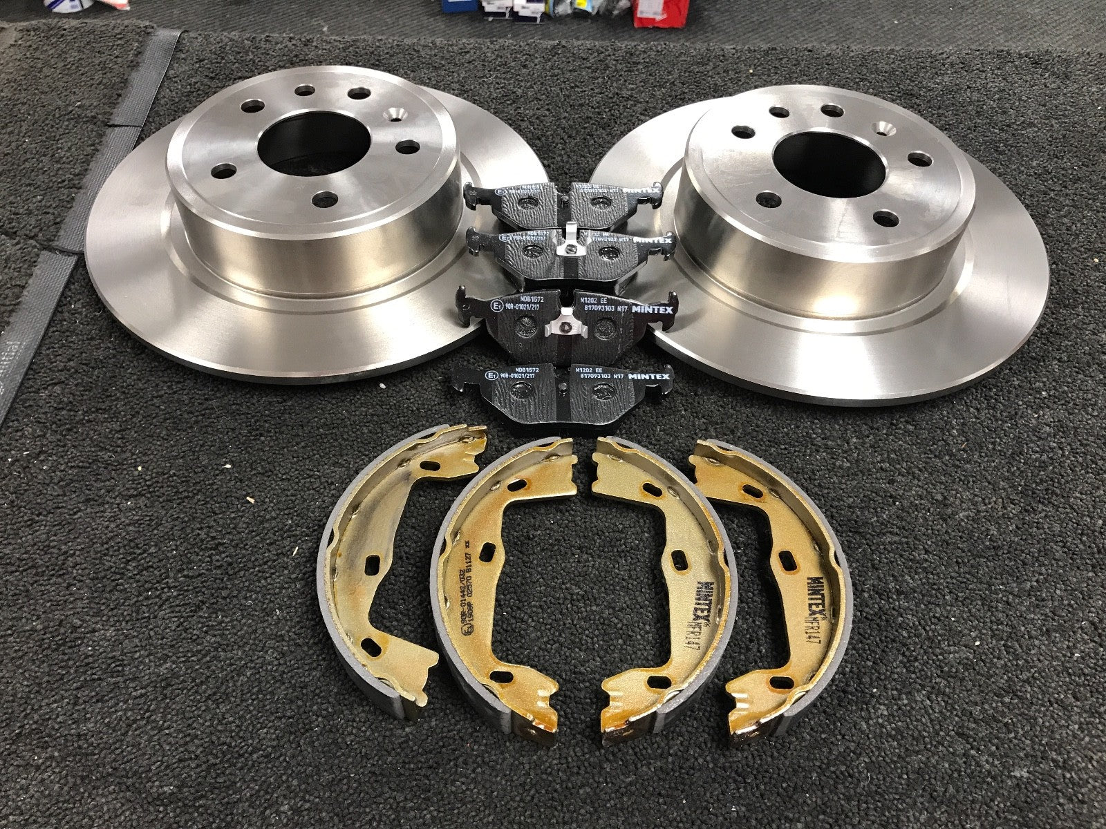 SAAB 9-3 9-5 900  MINTEX REAR BRAKE DISC & PAD HB SHOES & FITTING KIT