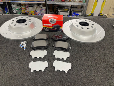 FOR AUDI A3 VW GOLF SEAT SKODA REAR 282MM DRILLED GROOVED BRAKE DISCS WITH PADS