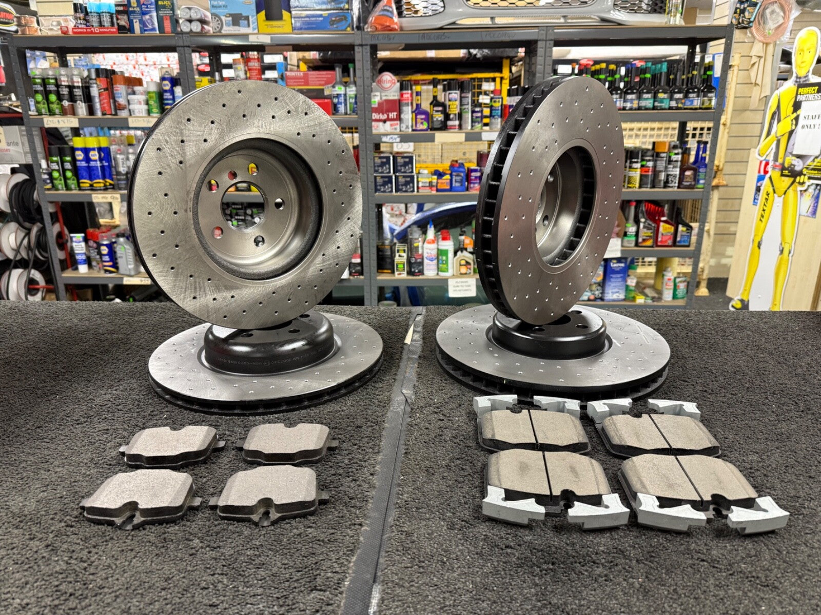 BMW X5 G05 LCI BRAKE DISCS CROSS DRILLED BRAKE PADS FRONT REAR