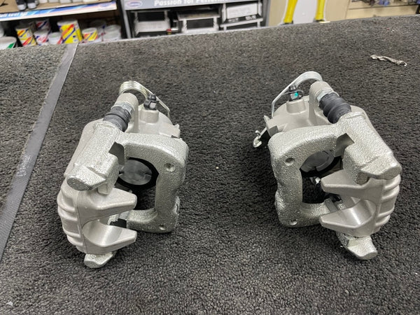 CADDY MK3 TDi SDi 2 REAR BRAKE CALIPER BRACKETS COMPLETE 2K0615423C/24C 253MM