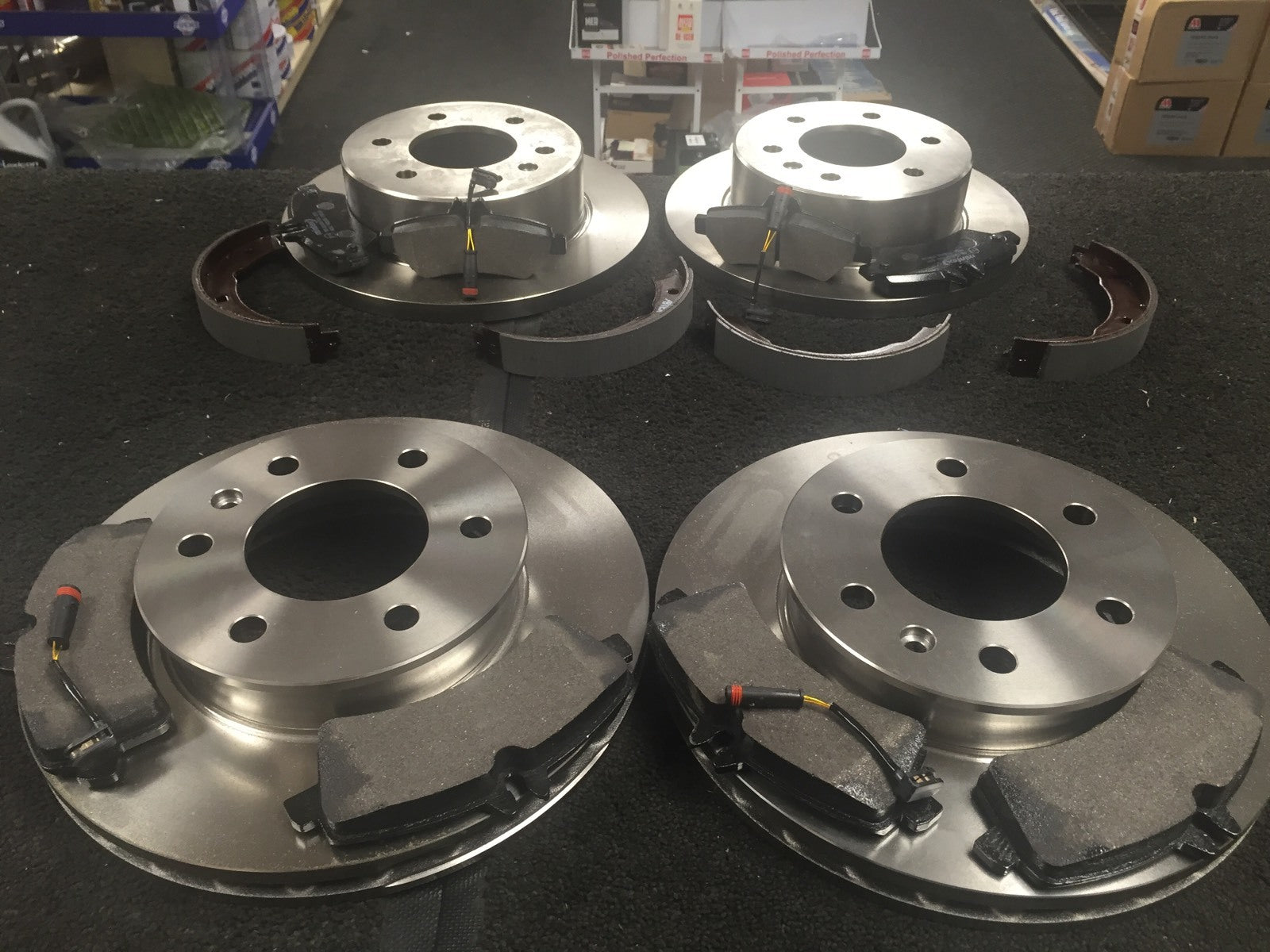 VW CRAFTER 2.0 2.5TDi BRAKE DISC BRAKE PAD FRONT REAR HANDBRAKE SHOE FITTING KIT