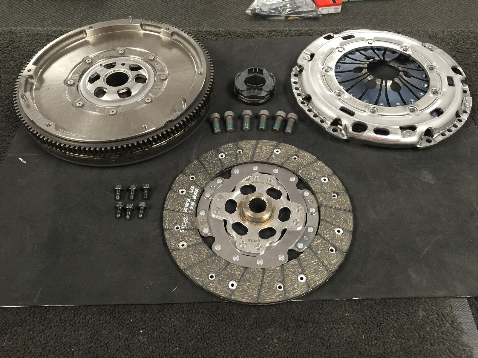 TRANSPORTER MUTIVAN T5 1.9Tdi 03-09 DUAL MASS FLYWHEEL CLUTCH  KIT COMPLETE 5SP