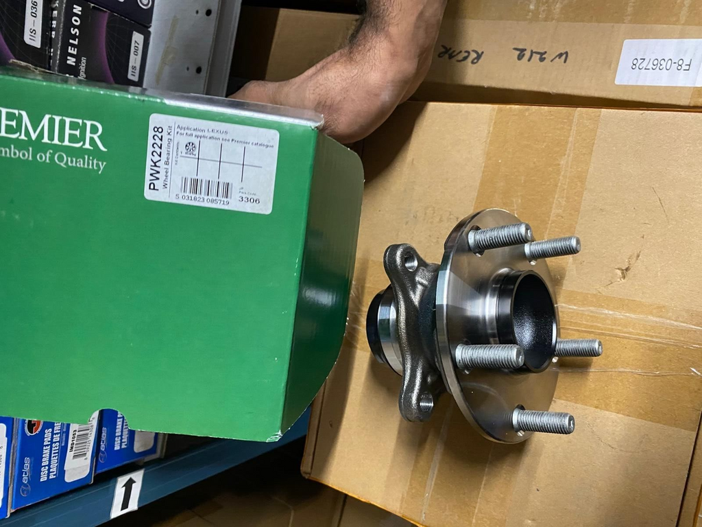 FRONT WHEEL BEARING HUB FOR LEXUS IS200t GS 300h  4355030070 4355030071